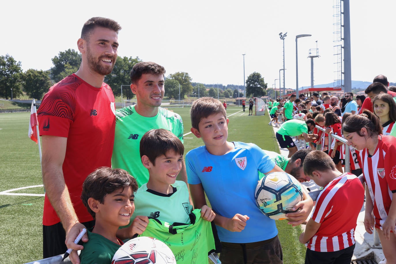 Fotos: Los hinchas del Athletic abarrotan Lezama