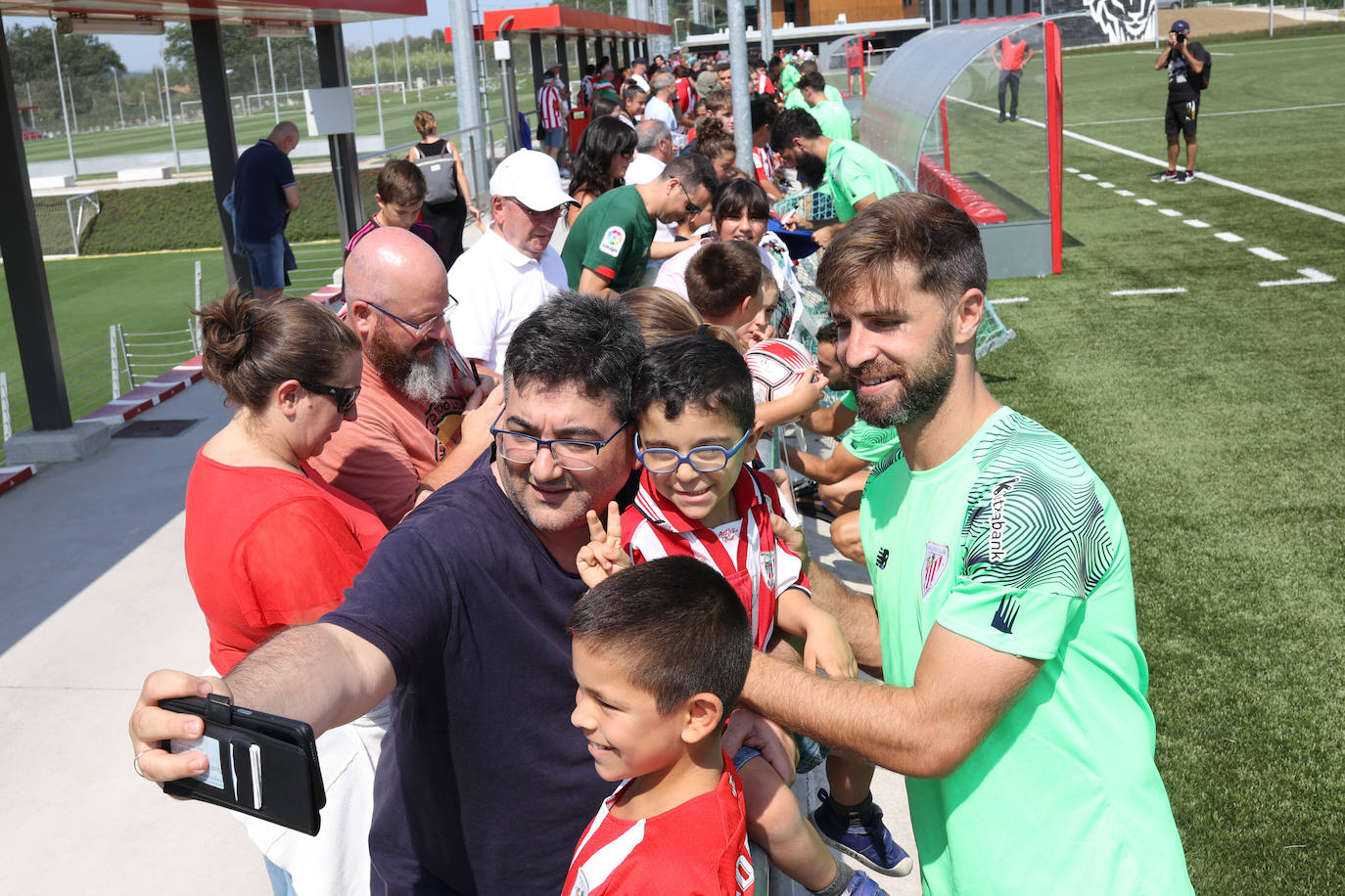 Fotos: Los hinchas del Athletic abarrotan Lezama