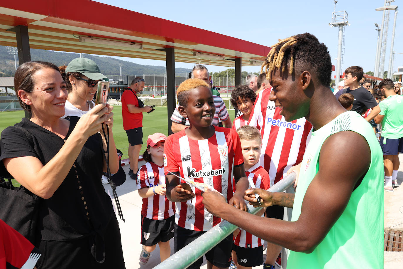 Fotos: Los hinchas del Athletic abarrotan Lezama