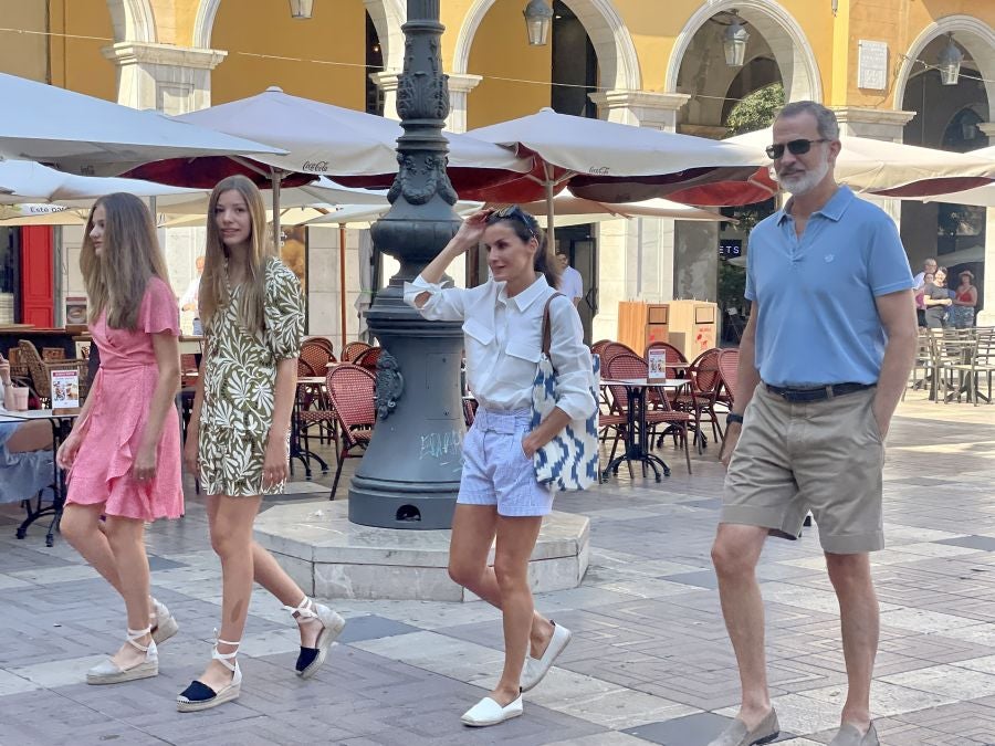 Fotos: El inesperado look de Letizia con &#039;shorts&#039; y alpargatas planas