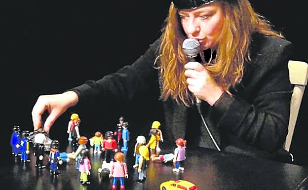 Bea Insa utiliza clicks de Famobil para narrar algunos episodios de la Transición. 