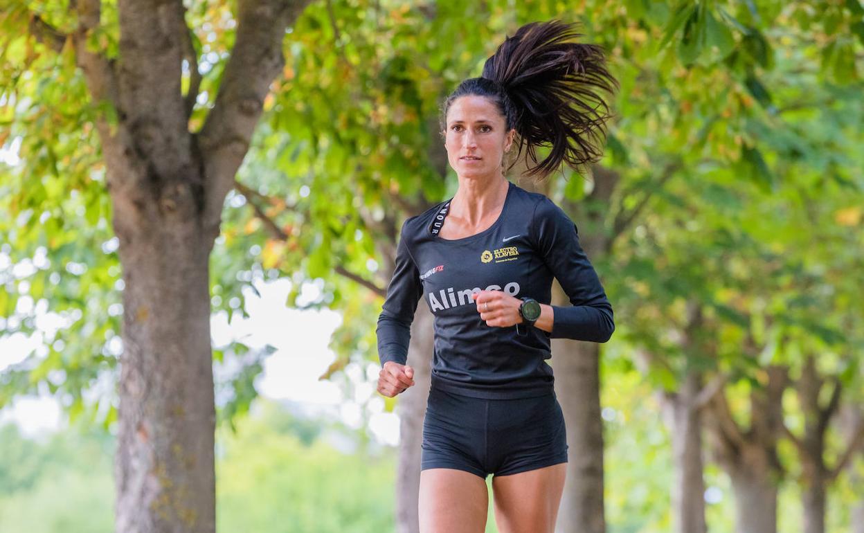 Elena Loyo corre en un parque vitoriano en los días previos a la disputa del Europeo de Múnich. 