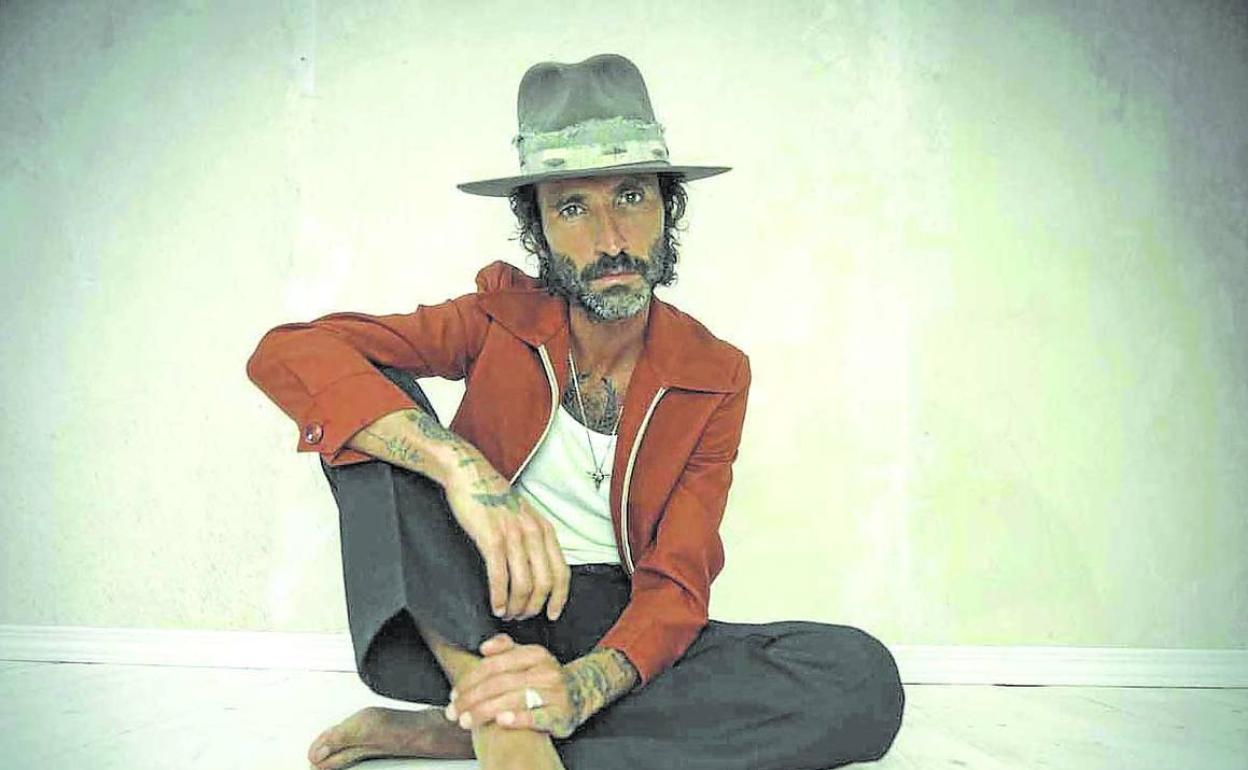 Leiva afirma que ha tenido un «compromiso importante» con la canción en este disco. 