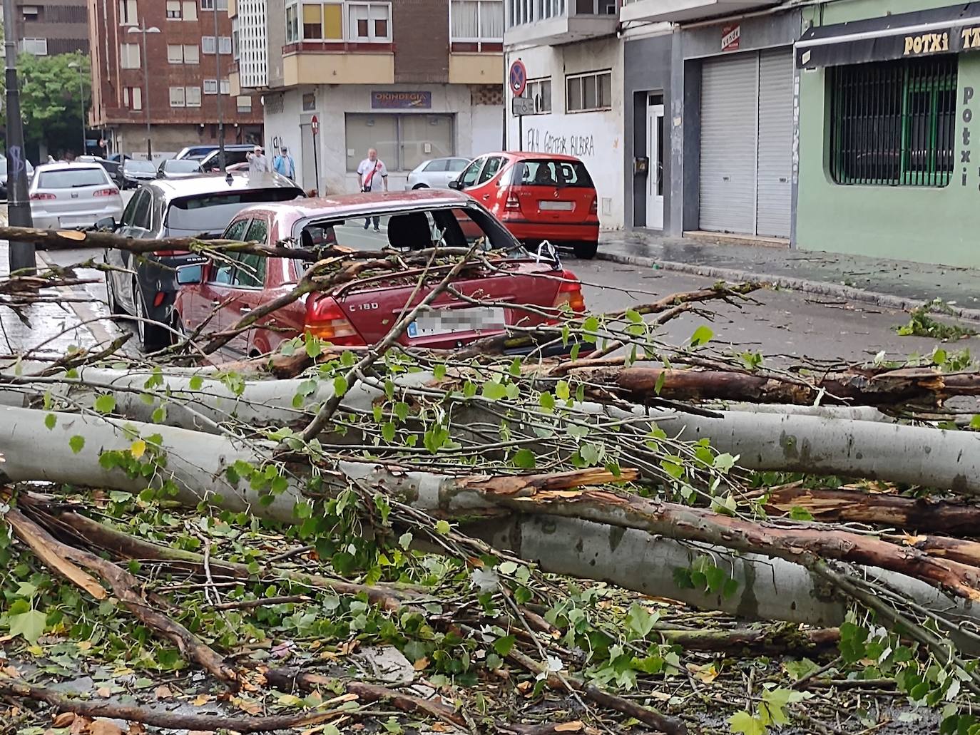 Fotos: Un fuerte aguacero sorprende a Vitoria