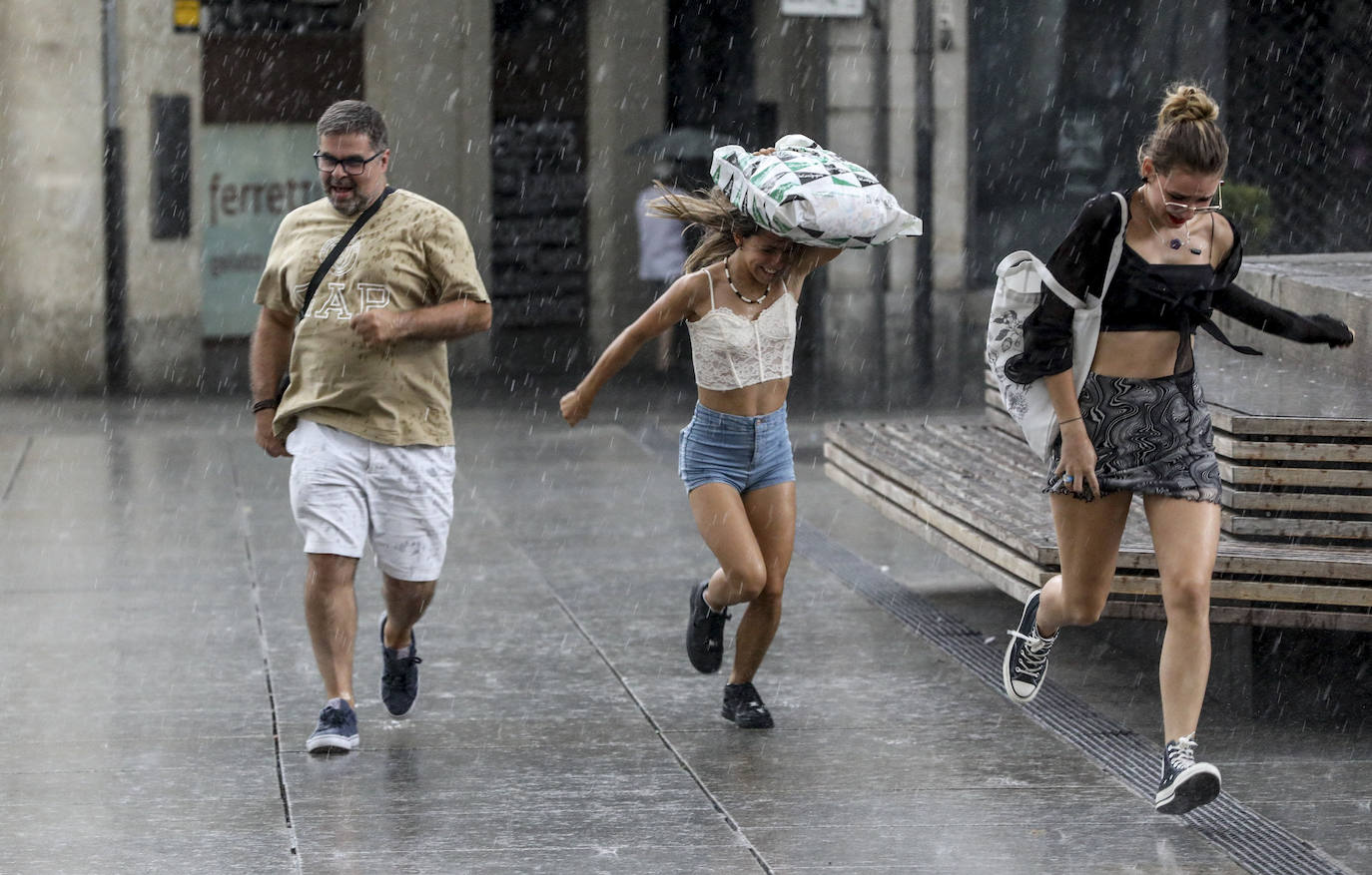 Fotos: Un fuerte aguacero sorprende a Vitoria