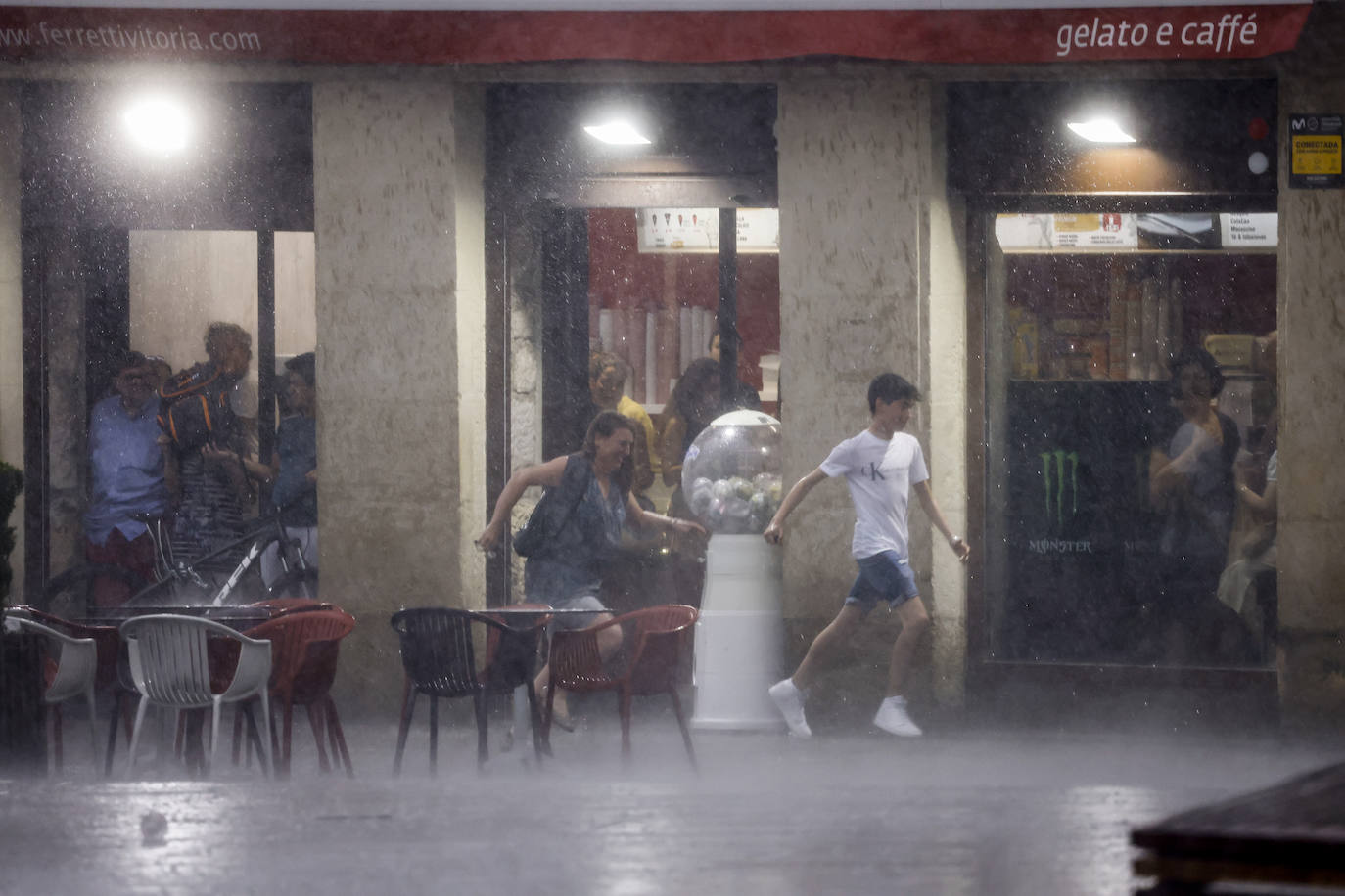 Fotos: Un fuerte aguacero sorprende a Vitoria