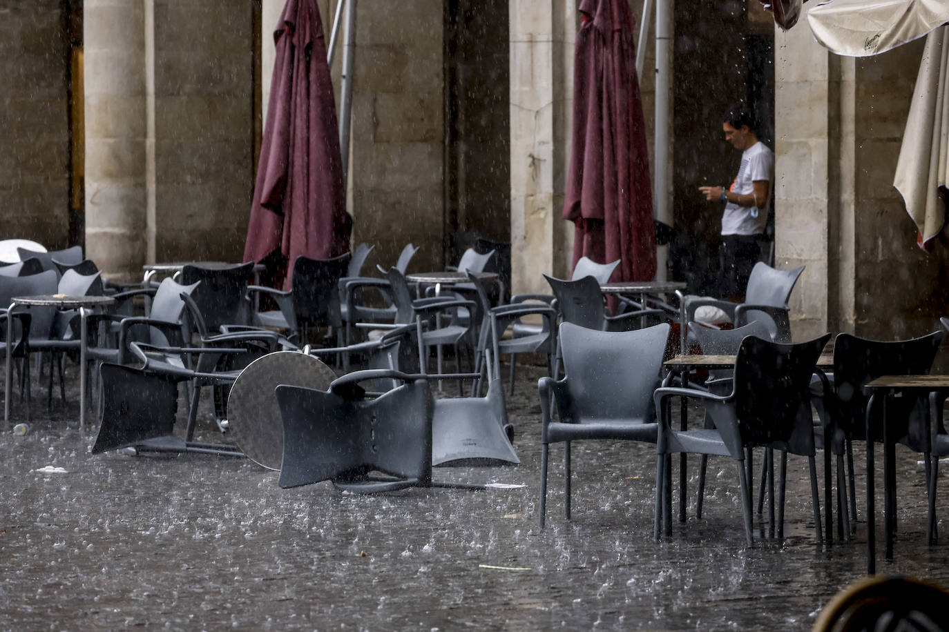 Fotos: Un fuerte aguacero sorprende a Vitoria