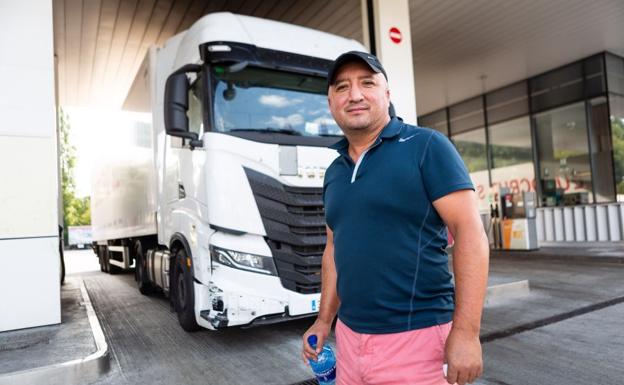 Iván Paredes subió fruta a Burdeos y está de regreso transportando paquetería hacia Madrid