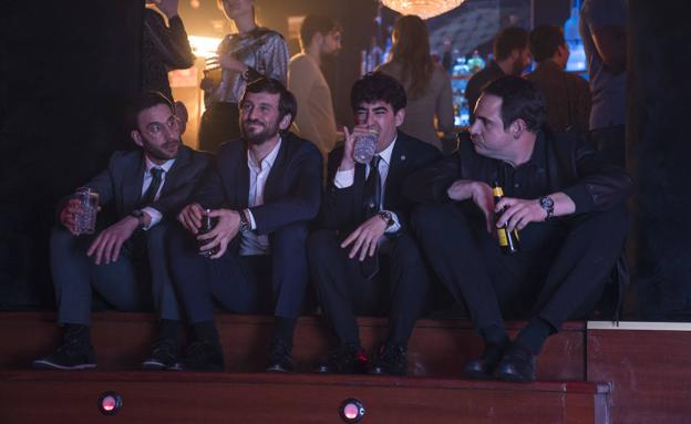 Imagen principal - Arriba, Dani Rovira, Raúl Arévalo, Raúl Jiménez y Jorge Usón. Debajo, Karla Souza y Raúl Arévalo, y Renata Hermida Richards. 