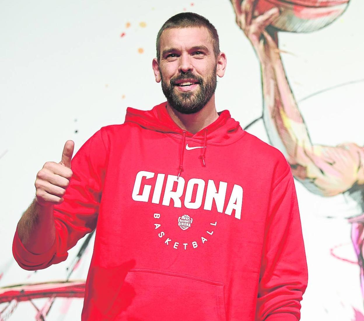 Marc Gasol saluda en la presentación en su vuelta a Girona. 