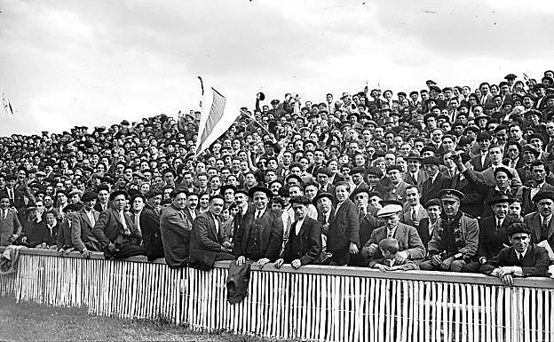 Aspecto de la grada de Mendizorroza en aquel partido. 