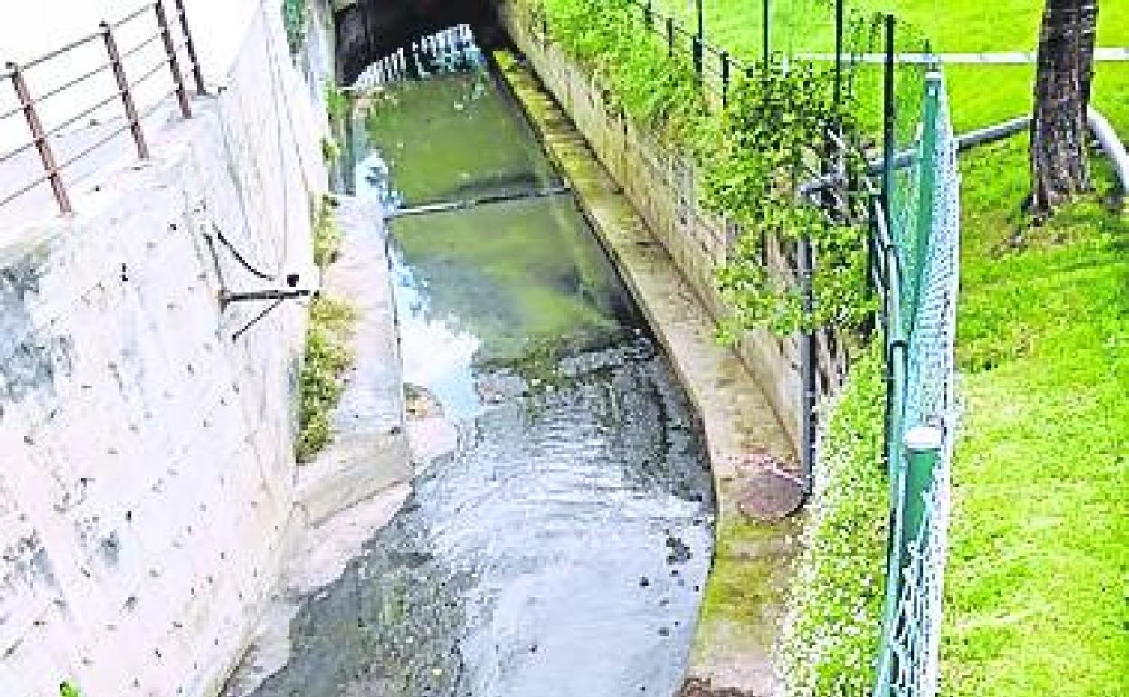 Vecinos de Llodio urgen una solución contra los «fétidos olores» del río Aldaikoerreka
