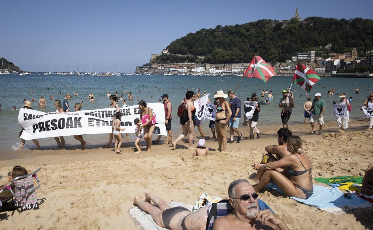 Etxerat, el colectivo de familiares de los presos, se manifestó el pasado fin de semanas en varias playas. 