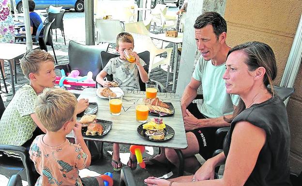 En familia. El holandés Bart Maljers desayuna en Lekeitio. 