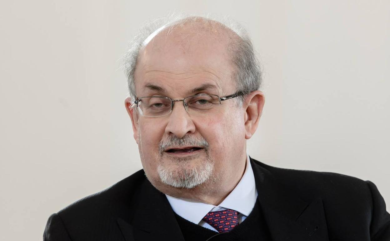 La familia de Salman Rushdie, «muy aliviada» por su mejora