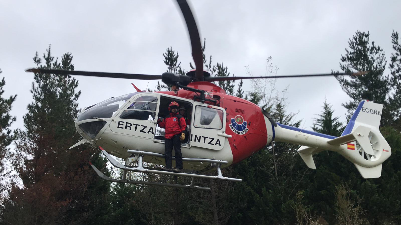 La Ertzaintza rescata a una montañera enriscada en el Gorbea