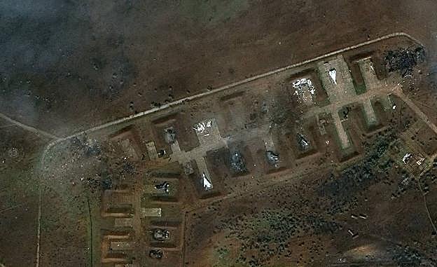 Imagen principal - Imagen aérea de la base aérea atacada el 9 de agosto. El buque insignia Moscú y la isla de la Serpiente.