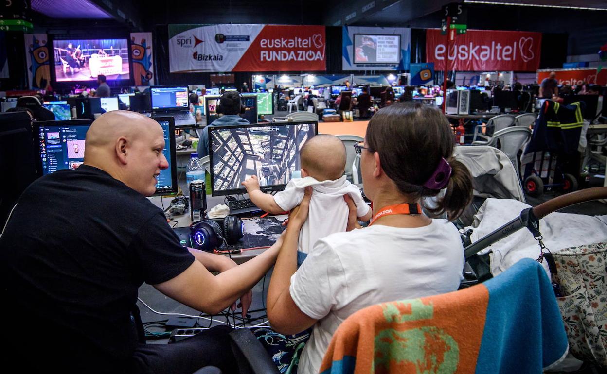Una pareja con su bebé en la Euskal Encounter, en el BEC.