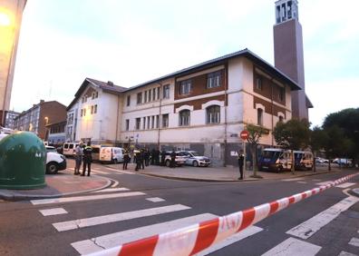 Imagen secundaria 1 - Hogar del jubilado en Romo | Fuerte cordón policial antes de su derribo
