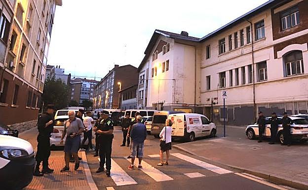 Imagen principal - Hogar del jubilado en Romo | Fuerte cordón policial antes de su derribo