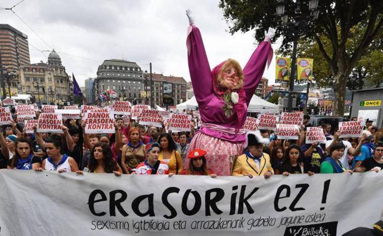Concentración en repulsa a una agresión sexual en fiestas de Bilbao el año pasado, organizada por Bilbaokompartzak. 