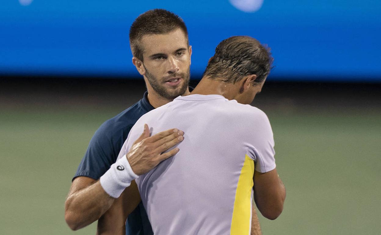 Coric consuela a Nadal tras su partido en Cincinnati.