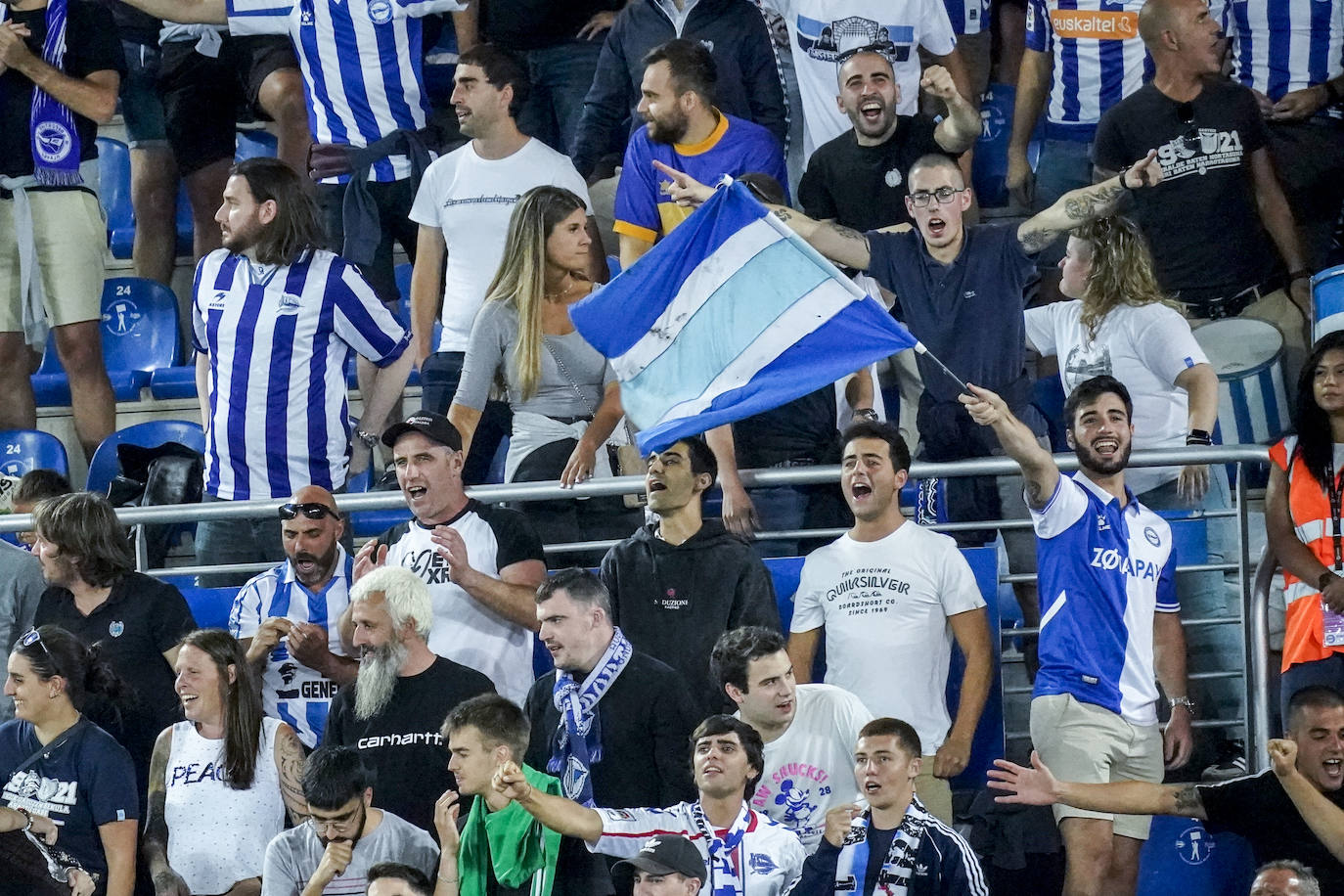 Fotos: Ambientazo en Mendizorroza contra el Mirandés