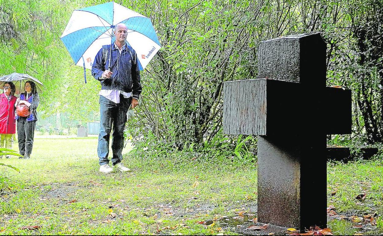 Mathieu de Carbonnel y otros visitantes acudieron a la tumba del escultor bajo un magnolio al enterarse de que hoy se cumple el vigésimo aniversario de su muerte. 