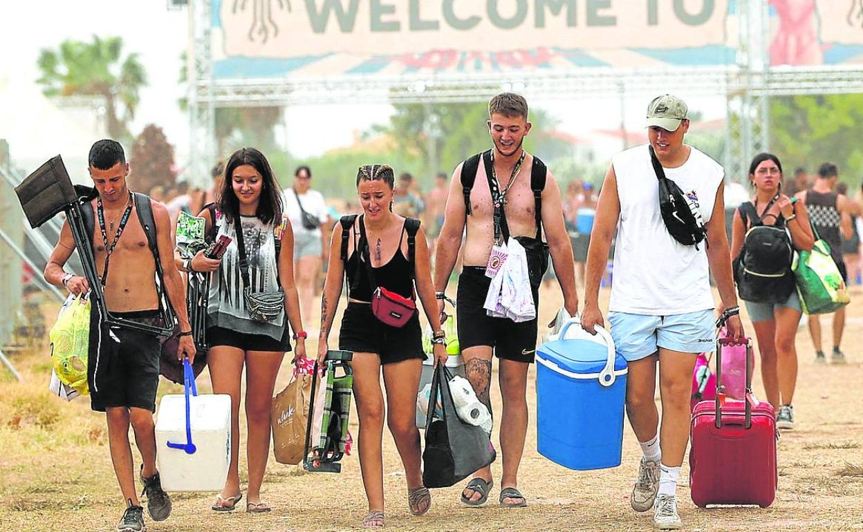 Asistentes abandonan el festival Medusa tras caer un escenario por el viento y matar a un joven. 