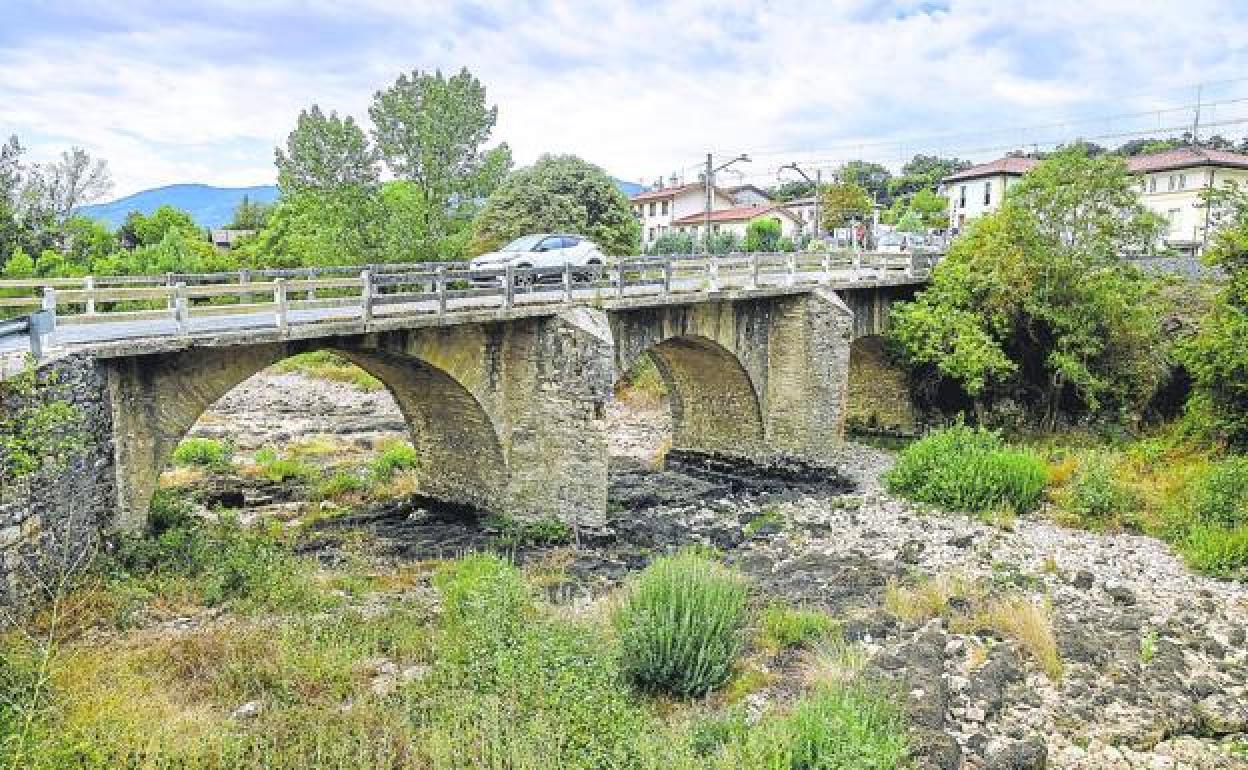 El cauce del Baias luce totalmente seco a su paso por el puente de Pobes, a todavía 18 kilómetros de su desembocadura en el Ebro.