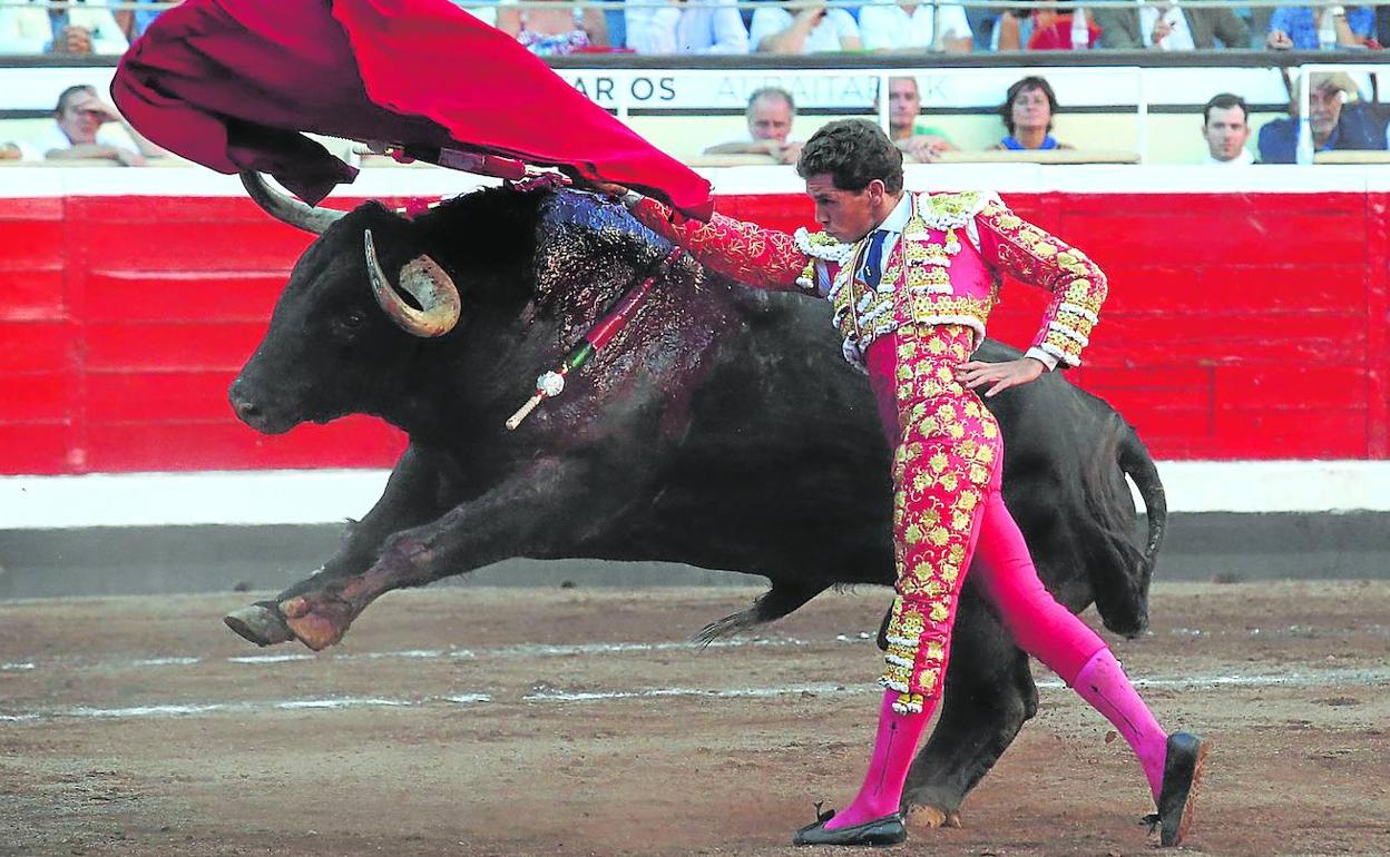 Ginés Marín, que cortó una oreja, da un pase de pecho a su segundo toro de la tarde.