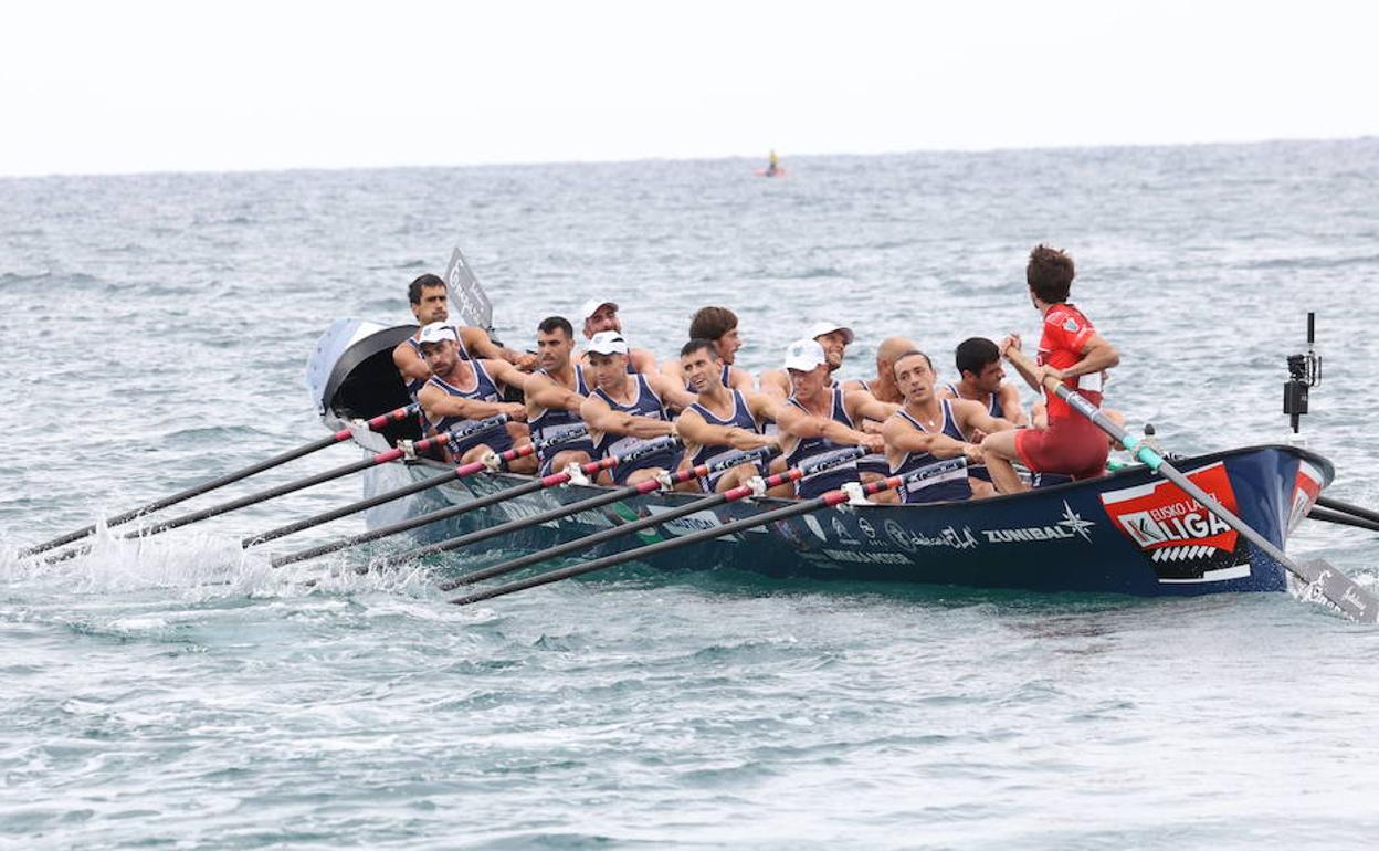 La 'Bou Bizkaia' de Urdaibai afronta la Ikurriña de Zarautz con tres puntos de ventaja sobre Hondarribia. 
