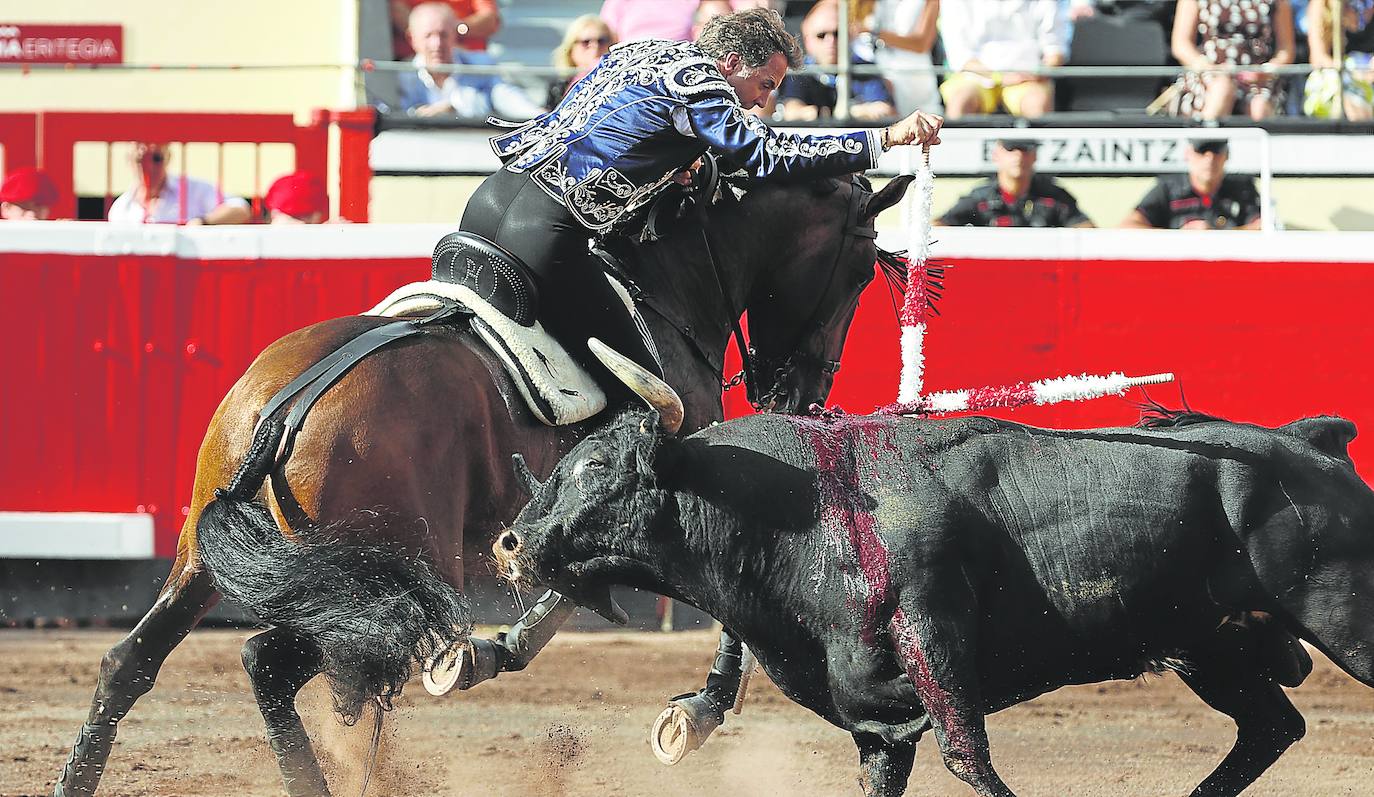 Pablo Hermoso de Mendoza pone una banderilla al primer toro de la tarde