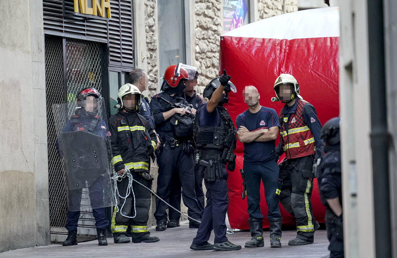 Fotos: Un hombre se atrinchera en un tejado del Casco Viejo de Vitoria