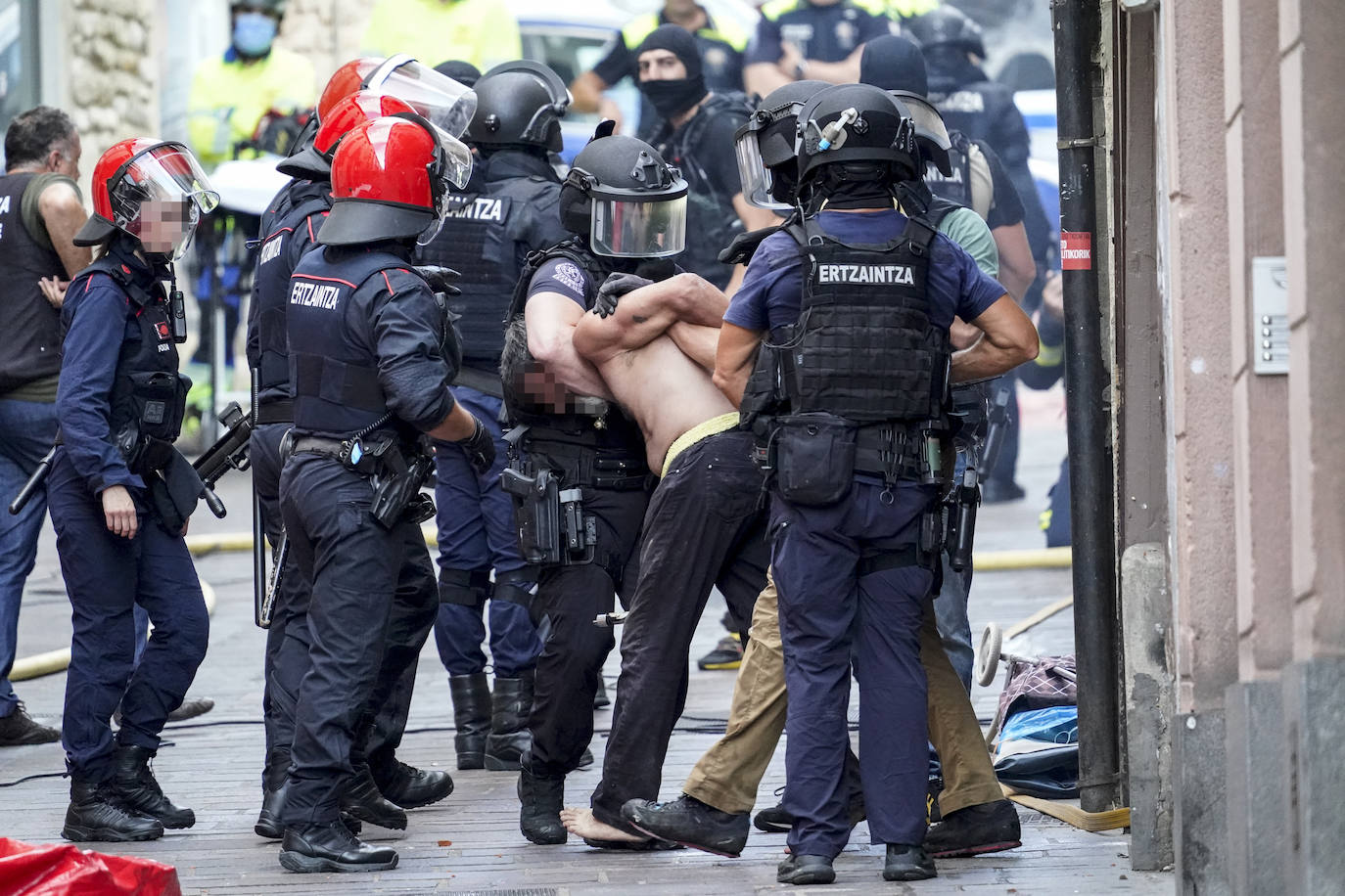 Fotos: Un hombre se atrinchera en un tejado del Casco Viejo de Vitoria