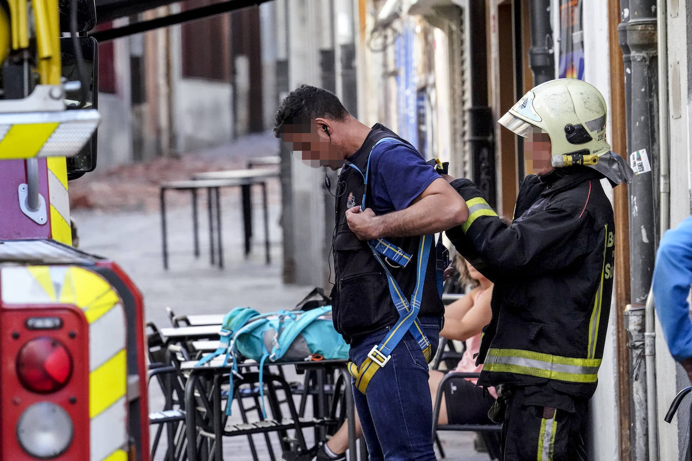 Fotos: Un hombre se atrinchera en un tejado del Casco Viejo de Vitoria