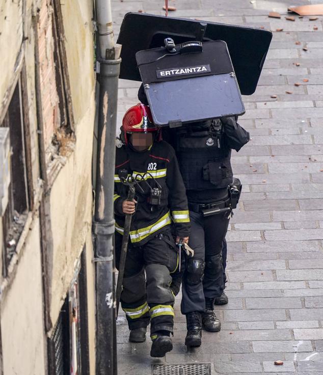 Fotos: Un hombre se atrinchera en un tejado del Casco Viejo de Vitoria