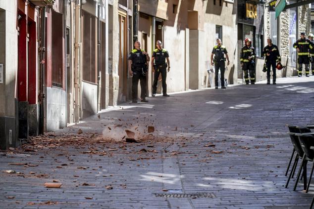 Fotos: Un hombre se atrinchera en un tejado del Casco Viejo de Vitoria