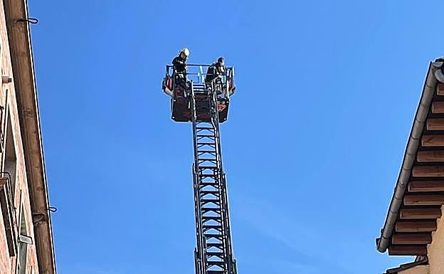 Imagen. El negociador de la Ertzaintza trata de convencer al vecino atrincherado. 