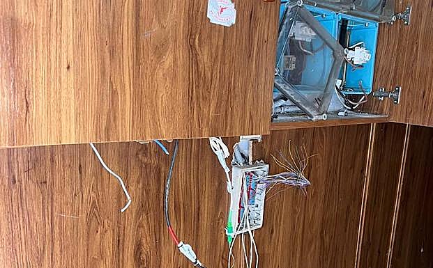 Estado en que este hombre ha dejado el cuadro eléctrico de su bloque antes de atrincherarse. 