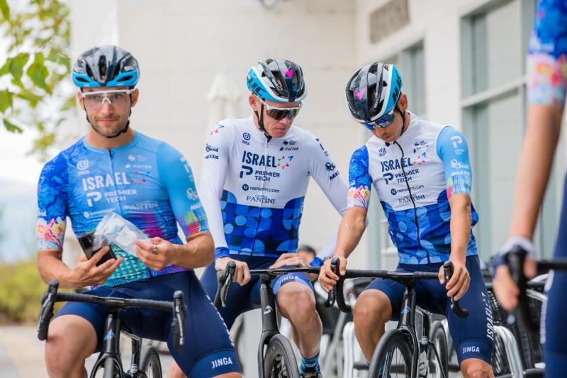 Fotos: La Vuelta calienta motoroes en Vitoria