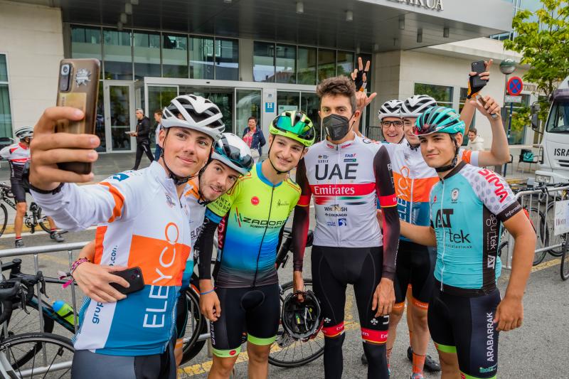 Fotos: La Vuelta calienta motoroes en Vitoria