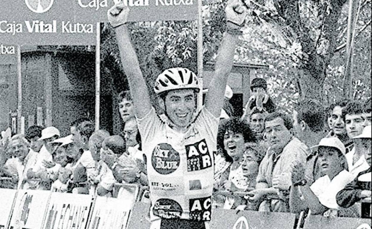 Joseba Beloki entra ganador en Laguardia, en la Vuelta a Álava de 1997.