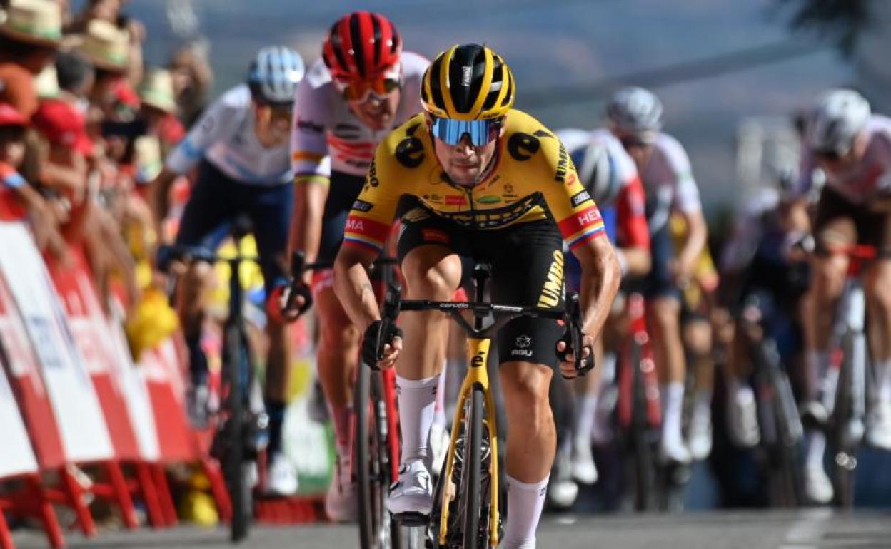 Roglic entra por delante de Pedersen en Laguardia. 