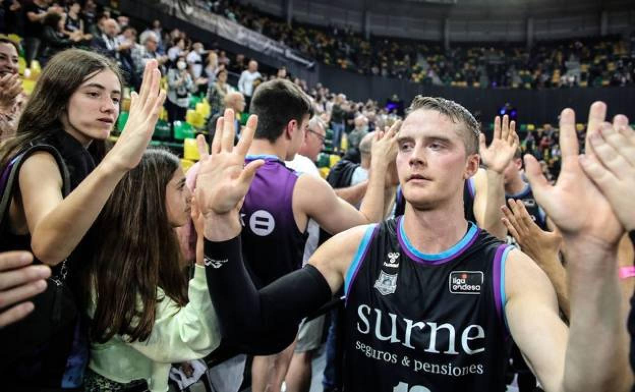 Hakanson saluda a la afición en el último duelo de la temporada, frente al Betis. 