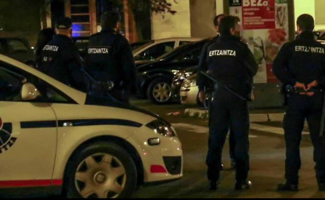 Ertzainas de patrulla estática. 