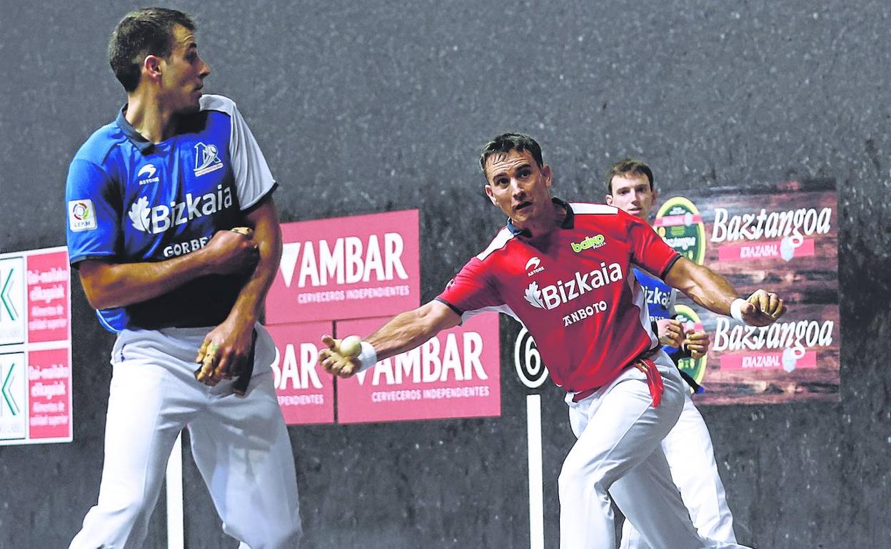 Urrutikoetxea devuleve una pelota con la derecha junto al riojano Darío. 