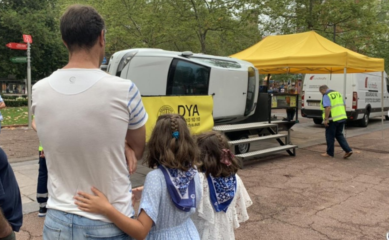 ¿Quieres saber qué se siente al volcar con un coche? en el parque Doña Casilda puedes sentirlo