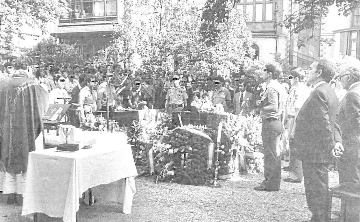Imagen del funeral de los dos agentes de la Guardia Civil que fallecieron en el atentado. 