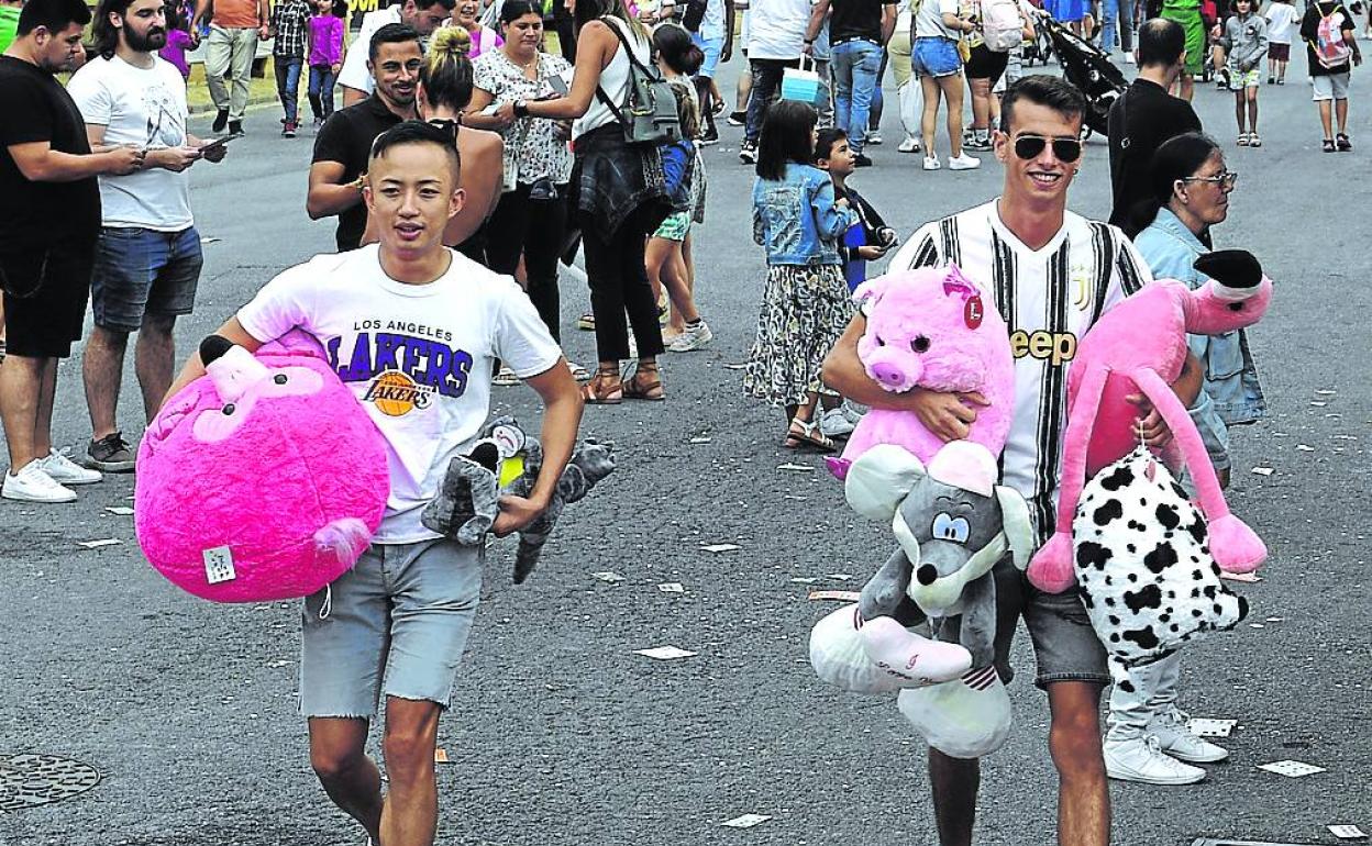 Premio. Dos afortunados ganadores en la tómbola del parque Etxebarria. 